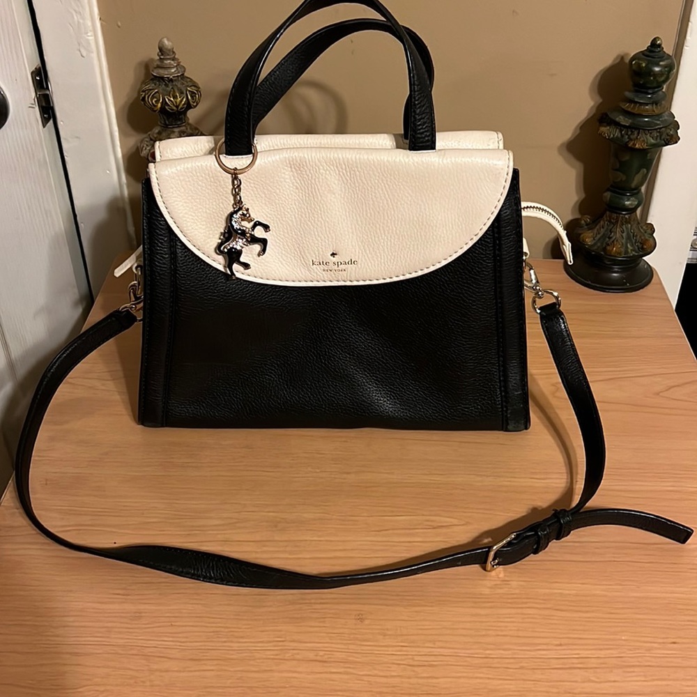 Kate spade handbag in black-and-white
